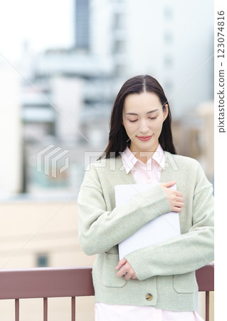 一座城市、一台電腦與一位女商人的圖像 一座城市、一台電腦與一位女商人的圖像 123074816