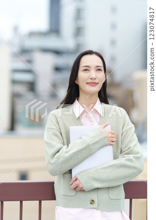 一座城市、一台電腦與一位女商人的圖像 一座城市、一台電腦與一位女商人的圖像 123074817