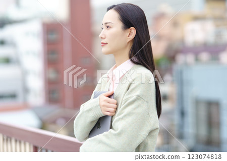 一座城市、一台電腦與一位女商人的圖像 一座城市、一台電腦與一位女商人的圖像 123074818