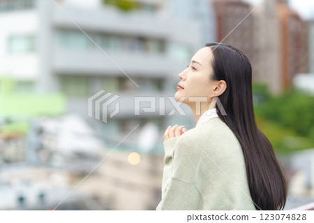 站在城市的女商人 123074828