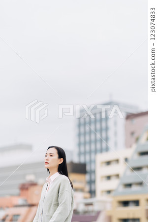Business woman standing in the city 123074833