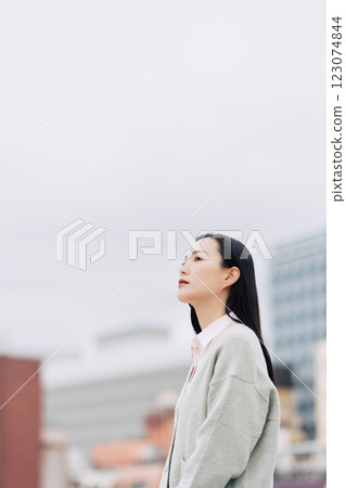 Business woman standing in the city Business woman standing in the city 123074844