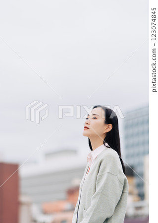 Business woman standing in the city Business woman standing in the city 123074845