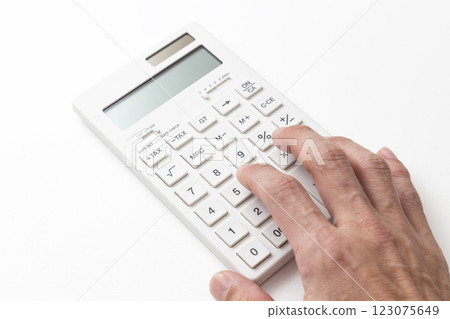 使用計算機的手 123075649
