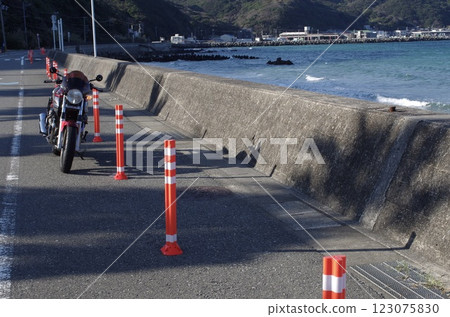 sea and bike 123075830