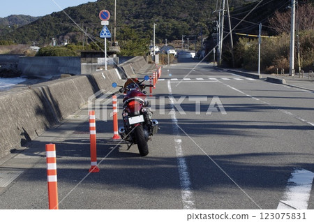 sea and bike 123075831