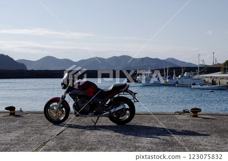 sea and bike 123075832