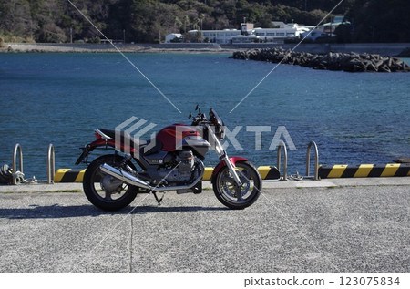 sea and bike 123075834