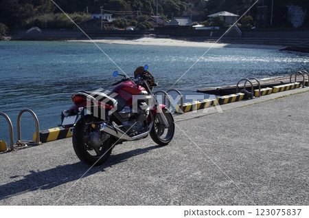 sea and bike 123075837