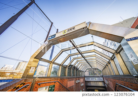 Hamacho Station on the Toei Shinjuku Line 123076104