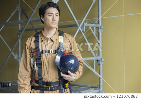 一名男子在建築地盤工作 一名男子在建築地盤工作 123076868