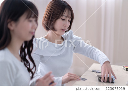 兩個年輕女子在玩紙牌遊戲 123077039