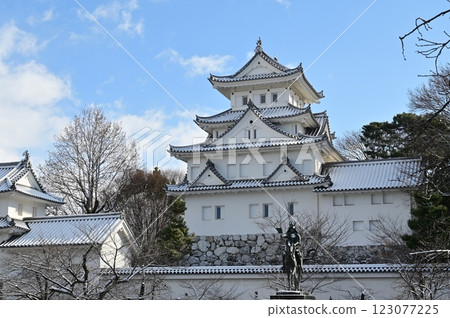 Ogaki Castle's keep and snowy scenery on a clear day 123077225