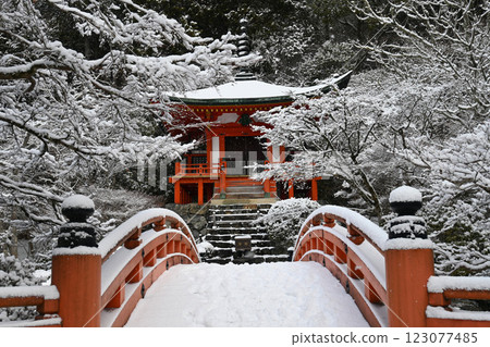 世界遺產 醍醐寺 京都市 白雪皚皚的太鼓橋 弁天堂 世界遺產 醍醐寺 京都市 白雪皚皚的太鼓橋 弁天堂 123077485