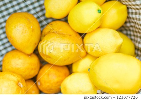 Close up basket of lemons 123077720