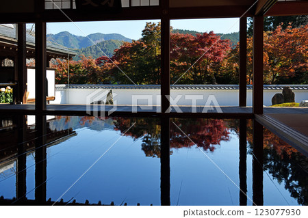 被秋葉染紅的寺廟 123077930