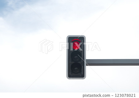 Red traffic light on sky background 123078021
