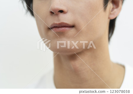 男士美容圖片:20 多歲男士除掉鬍鬚後的臉、臉頰、下巴和嘴巴 男士美容圖片:20 多歲男士除掉鬍鬚後的臉、臉頰、下巴和嘴巴 123078038