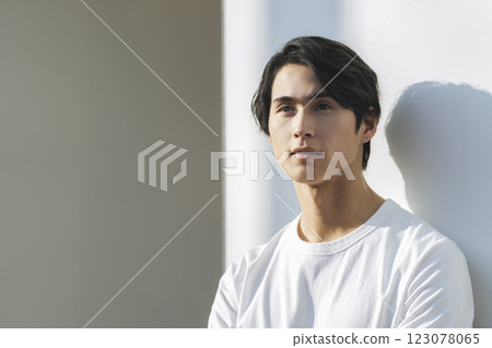 一名 20 多歲的男子身穿白色 T 卹男士美容護膚形象 123078065