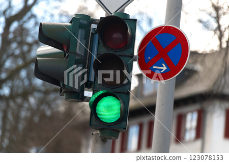 Green traffic light on blue cloudy sky background Green traffic light on blue cloudy sky background 123078153