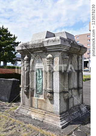 Walking around Takasaki on the Nakasendo: Kimigayo Bridge pillars, Namiemachi, Takasaki City 123078230