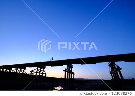 Flowing bridge at dusk 123078276