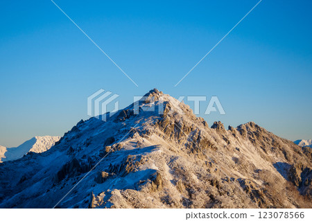 The summit of Mt. Tsubakuro and the blue sky [Nagano Prefecture] 123078566