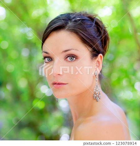 beautiful blue eyes woman outdoor park 123078914