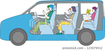 小型貨車內部的側面視圖。一家人開著車,臉上洋溢著幸福的笑容。 小型貨車內部的側面視圖。一家人開著車,臉上洋溢著幸福的笑容。 123079412