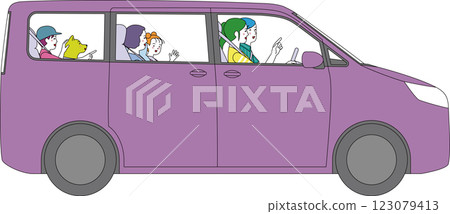 從側面看到的小型貨車。一家人開著車，臉上洋溢著幸福的笑容。 123079413