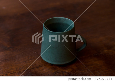 桌上的陶瓷咖啡杯、盤子和陶器 桌上的陶瓷咖啡杯、盤子和陶器 123079745