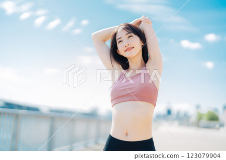 Outdoor fitness image of young woman 123079904