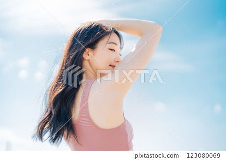 年輕女子戶外美麗健身形象 123080069