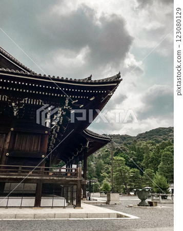 在盛夏蔚藍天空下格外顯眼的寺廟 在盛夏蔚藍天空下格外顯眼的寺廟 123080129