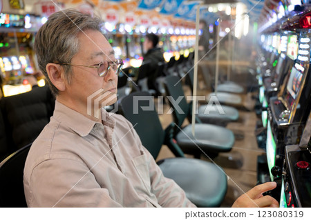 玩彈珠台和老虎機的男人 123080319