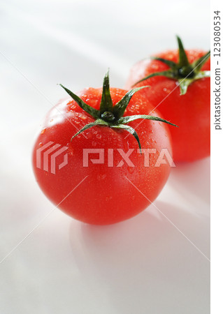 番茄與水滴（白色背景） 123080534