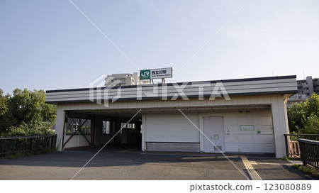Nishi-Tachikawa Station on the JR Ome Line, the Park Exit directly connected to Showa Memorial Park Nishi-Tachikawa Station on the JR Ome Line, the Park Exit directly connected to Showa Memorial Park 123080889