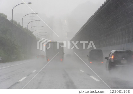 Expressway: Image of driving in the rain 123081168