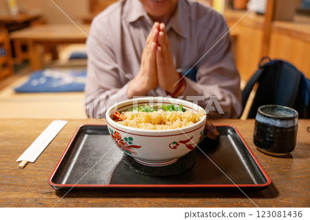 一名男子正在吃炸蝦天婦羅蕎麥麵 一名男子正在吃炸蝦天婦羅蕎麥麵 123081436