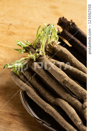 Two varieties of dietary product scorzonera roots on tray 123082508