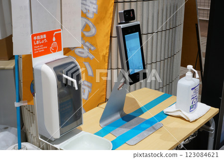 設施入口處配備臉部辨識、體溫測量設備和洗手液 設施入口處配備臉部辨識、體溫測量設備和洗手液 123084621