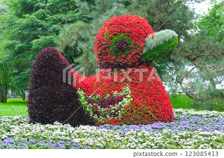 Ducks made of flowers on the island of flowers Mainau, Germany 123085413