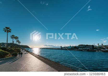 Feel the southern breeze on the seaside promenade, the dazzling sun and the blue sea Feel the southern breeze on the seaside promenade, the dazzling sun and the blue sea 123086463