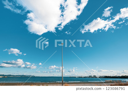 The expansive blue sky and sea, the clear blue sky and the quiet sea The expansive blue sky and sea, the clear blue sky and the quiet sea 123086791