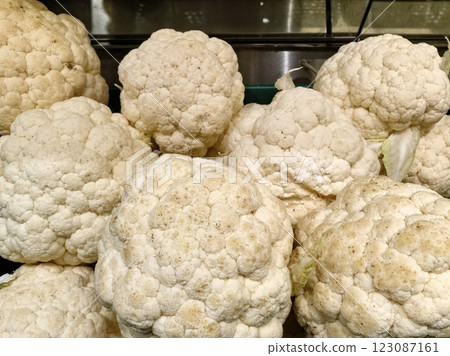 Cauliflower has been sitting on the counter of the farmer's market and store for a long time. Cabbage begins to wilt and deteriorate. Vegetable dishes, healthy food, delicious food Cauliflower has been sitting on the counter of the farmer's market and store for a long time. Cabbage begins to wilt and deteriorate. Vegetable dishes, healthy food, delicious food 123087161