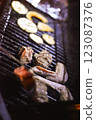 晚上在露營地燒烤 123087376