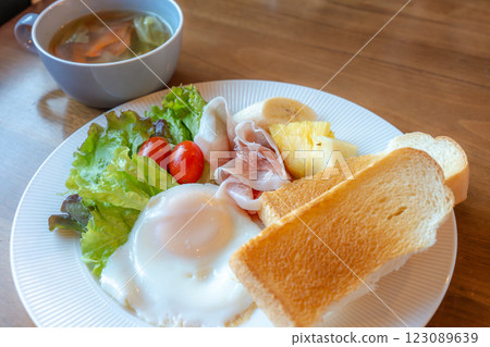 Western-style morning plate: toast and fried egg breakfast Western-style morning plate: toast and fried egg breakfast 123089639