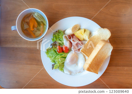 Western-style morning plate: toast and fried egg breakfast 123089640