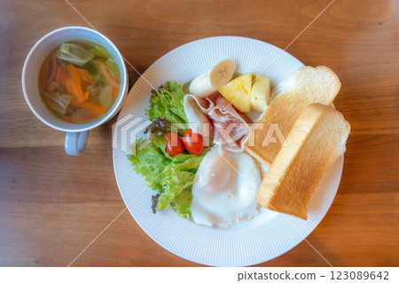 Western-style morning plate: toast and fried egg breakfast 123089642