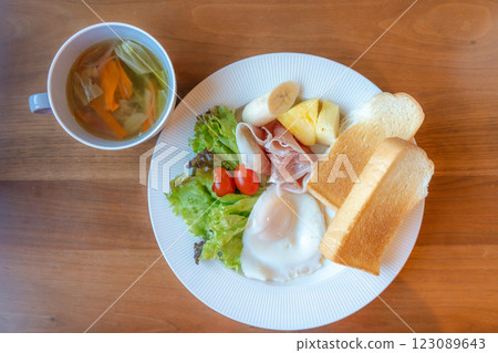 Western-style morning plate: toast and fried egg breakfast 123089643